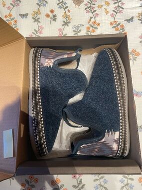 NWT Women’s ARIAT Bootie Slippers